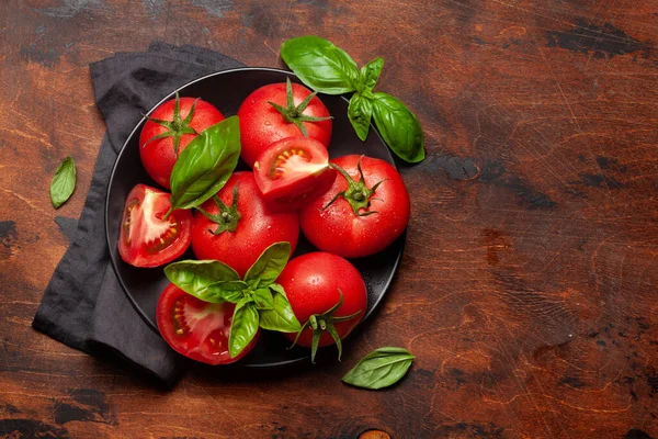 Ιταλικά Υλικά Κουζίνας Φρέσκες Ντομάτες Κήπου Και Βότανα Βασιλικού Κάτοψη — Φωτογραφία Αρχείου