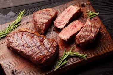 Baharatlı ve otlu ızgara biftek.