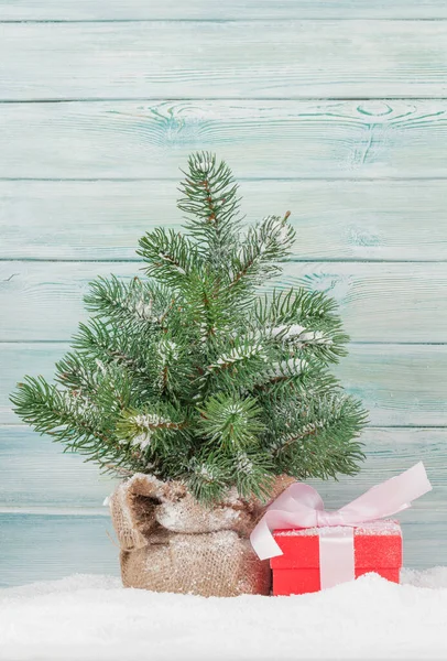 モミの木とギフトボックスとクリスマスグリーティングカード — ストック写真