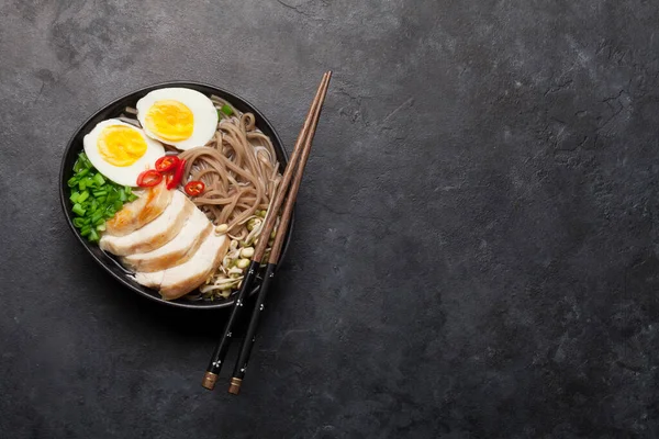 Sopa Ramen Macarrão Asiático Com Frango Legumes Ovos Fundo Pedra — Fotografia de Stock