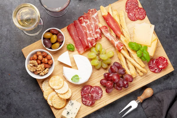 Käse Fleisch Trauben Und Oliven Antipasti Vorspeisenteller Und Gläser Mit — Stockfoto