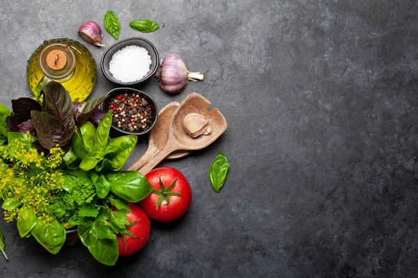 Italienska Köket Ingredienser Trädgårdstomater Örter Och Kryddor Ovanifrån Med Kopieringsutrymme — Stockfoto