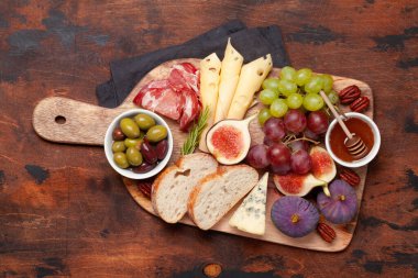 Prosciutto, peynir, incir ve üzümlü Antipasto tabağı. Aperatif kurulu. Üst görünüm düzlüğü