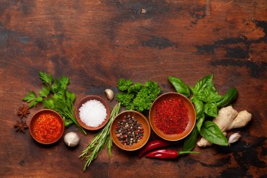 Ahşap masada çeşitli baharatlar, otlar ve baharatlar. Hint mutfağı. Üst görünüm düzlüğü kopyalama alanı ile yatıyordu