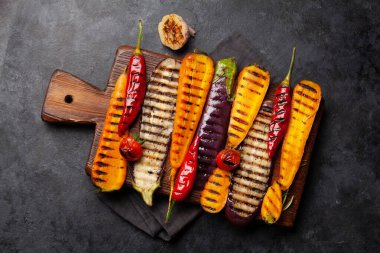 Baharat ve otlarla birlikte ızgara sebzeler. Üst görünüm düzlüğü