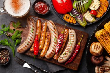 Baharat ve bitkilerle ızgara sosis ve sebze. Üst görünüm düzlüğü