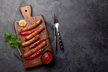Baharatlı ve otlu ızgara sosis. Üst görünüm düzlüğü kopyalama alanı ile yatıyordu