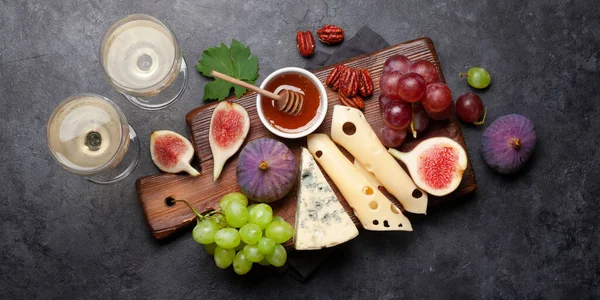 Antipasto Bord Met Kaas Vijgen Druiven Eetbord Witte Wijn Bovenaanzicht — Stockfoto