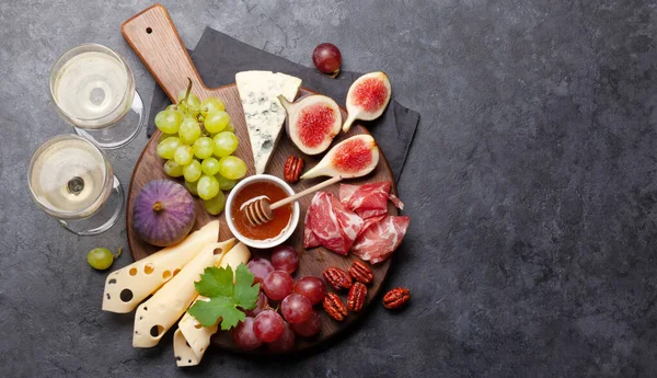 Piatto Antipasto Con Prosciutto Formaggio Fichi Uva Tavola Antipasto Vino — Foto Stock