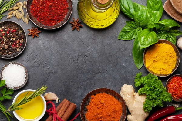 Különböző Fűszerek Gyógynövények Fűszerek Sötét Asztalon Indiai Konyha Top View — Stock Fotó