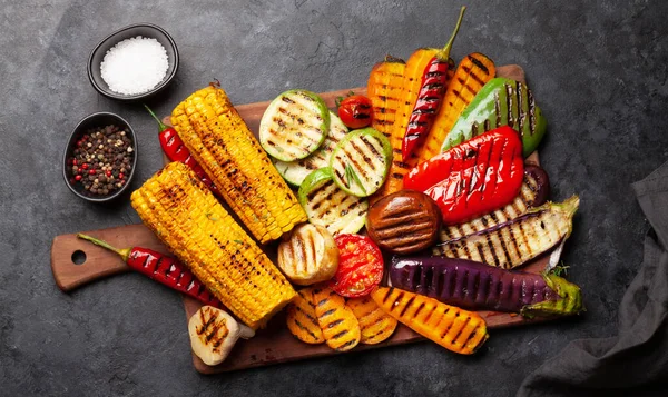 Gegrilde Groenten Snijplank Met Specerijen Kruiden Bovenaanzicht Vlak Lay — Stockfoto