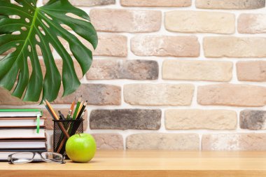 Ofis malzemeleri ve gözlüklerle stüdyo çalışma alanı. Ev kavramından çalış. Metnin için kopyalama alanı ile