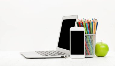 Bilgisayarlı, akıllı telefonlu, malzemeli ve beyaz arkaplanlı ofis masası. Metnin ya da uygulaman için boşluk ile