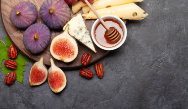 Peynirli, incirli ve üzümlü Antipasto tabağı. Aperatif kurulu. Üst görünüm düzlüğü kopyalama alanı ile yatıyordu