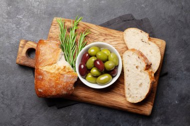 Olgun zeytin ve ciabatta ekmeği. Üst görünüm düzlüğü