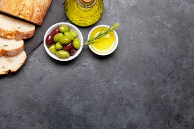 Olgun zeytin, zeytinyağı ve ciabatta ekmeği. Üst görünüm düzlüğü kopyalama alanı ile yatıyordu