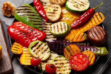 Baharatlı ve otlu ızgara sebze.