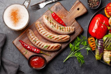 Baharat ve bitkilerle ızgara sosis ve sebze. Üst görünüm düzlüğü