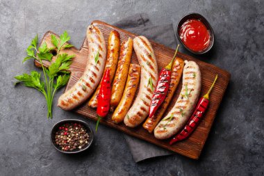 Baharatlı ve otlu ızgara sosis. Üst görünüm düzlüğü