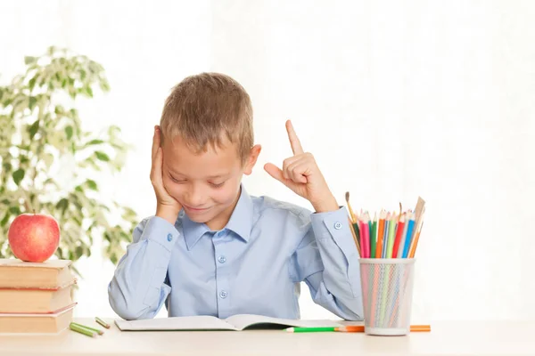 Junger Schüler Sitzt Tisch Und Macht Hausaufgaben Grundschulkonzept — Stockfoto