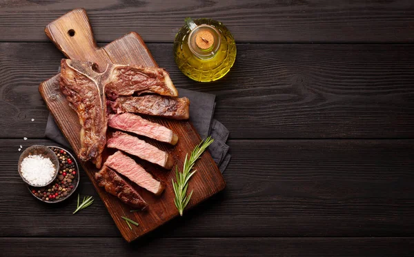 Bone Grilovaný Hovězí Steak Kořením Bylinkami Horní Pohled Plochý Ležel — Stock fotografie