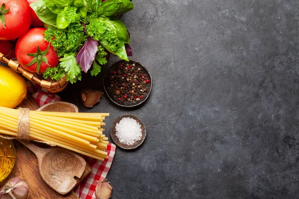 Zutaten Der Italienischen Küche Gartentomaten Nudeln Kräuter Und Gewürze Draufsicht — Stockfoto