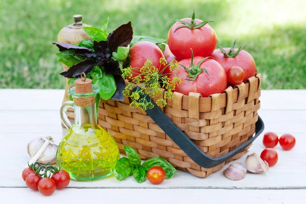 Italian Cuisine Ingredients Ripe Tomatoes Herbs Spices Garden Table — Stock Photo, Image
