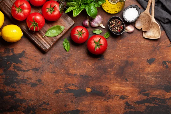 Italiaanse Keuken Ingrediënten Tuintomaten Kruiden Specerijen Bovenaanzicht Met Kopieerruimte Vlakke — Stockfoto