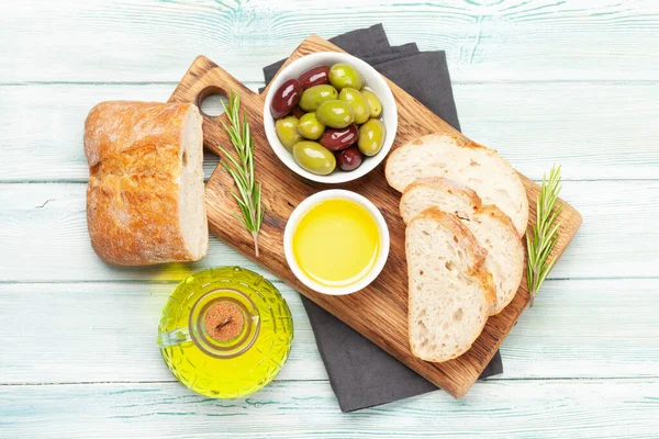 Reife Oliven Olivenöl Und Ciabatta Brot Draufsicht Flach Gelegt — Stockfoto