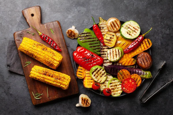 Gegrilde Groenten Bord Met Specerijen Kruiden Bovenaanzicht Vlak Lay — Stockfoto