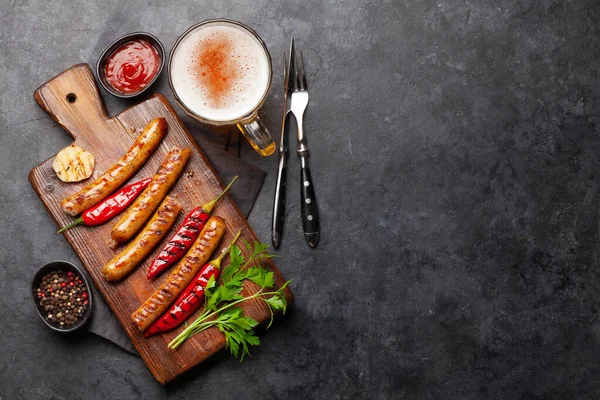 Grillad Korv Med Kryddor Och Örter Och Ett Glas Ovanifrån — Stockfoto