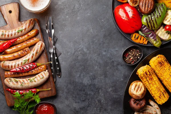 Gegrilde Worsten Groenten Met Specerijen Kruiden Bovenaanzicht Plat Lag Met — Stockfoto