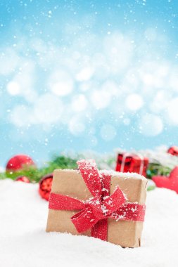 Karlı Noel tebrik kartı ve hediye paketi bulanık arkaplan ve yılbaşı kutlamalarınız için alanı kopyalayın