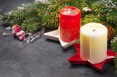 Noel tebrik kartı, köknar ağacı ve arka planda mumlar. Xmas selamlamalarınız için kopya alanı ile