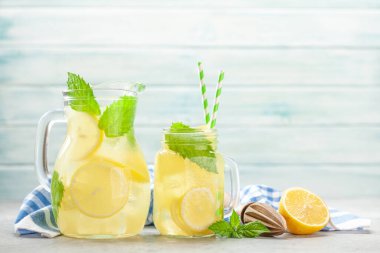 Limonlu mason kavanozu ve naneli ev yapımı limonata. Kopyalama alanı ile