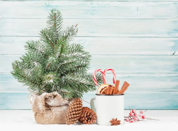 Tarjeta Felicitación Navidad Con Abeto Especias Delante Pared Madera Espacio — Foto de Stock