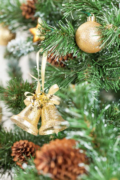 Noel Tebrik Kartı Ile Süslenmiş Köknar Ağacı — Stok fotoğraf