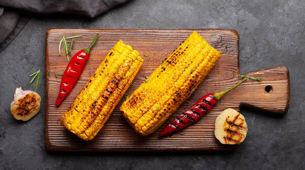 Горячая кукуруза на доске. Квартира с видом сверху