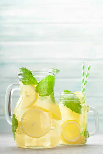 Mason Jar Jug Lemon Mint Homemade Lemonade Copy Space — Stock Photo, Image