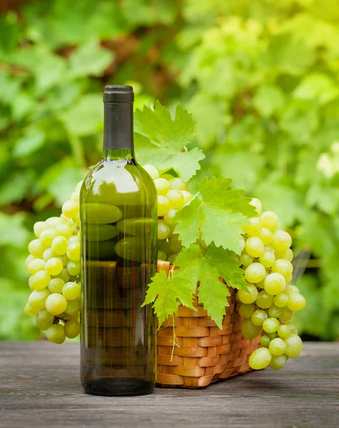Garrafa Vinho Branco Uva Madura Mesa Madeira Vinha — Fotografia de Stock