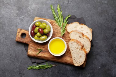 Olgun zeytin, zeytinyağı ve ciabatta ekmeği. Üst görünüm düzlüğü