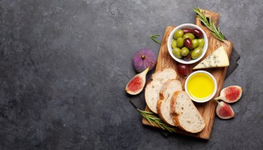 Olgun zeytin, zeytin yağı, incir ve ciabatta ekmeği. Üst görünüm düzlüğü kopyalama alanı ile yatıyordu