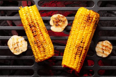 Izgarada kızarmış mısır. Üst görünüm düzlüğü