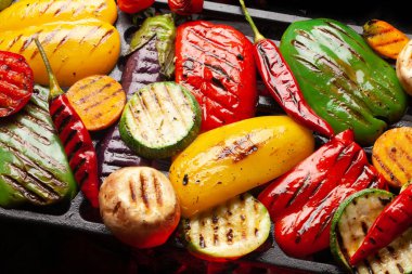 Kömür ızgarasında baharat ve otlarla pişirilmiş sebzeler.