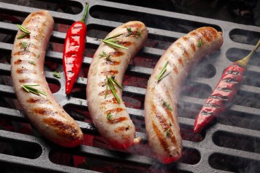 Izgarada ızgara sosis.