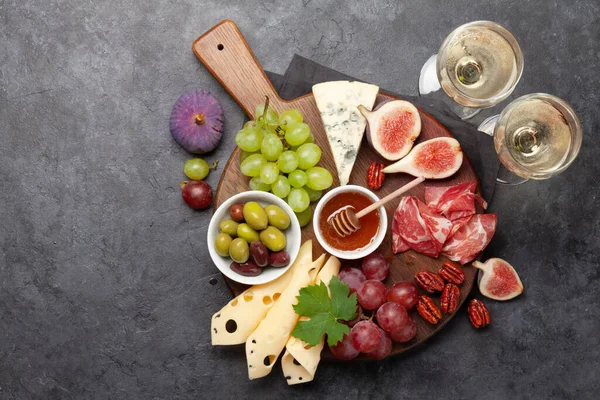 Assiette Antipasto Prosciutto Fromage Figues Raisins Apéritif Vin Blanc Vue — Photo