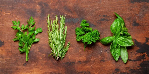 Various Garden Herbs Wooden Table Top View Flat Lay — Stock Photo, Image