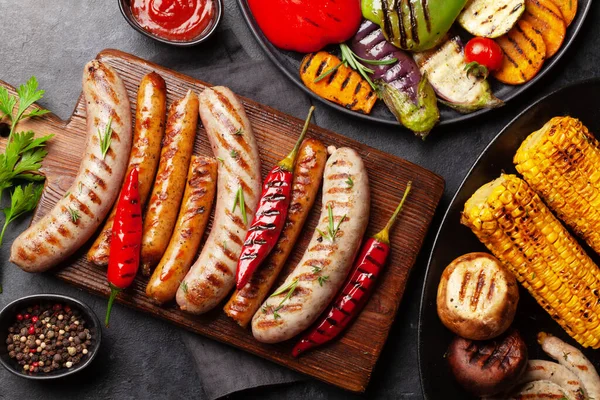 Baharat ve bitkilerle ızgara sosis ve sebze. Üst görünüm düzlüğü