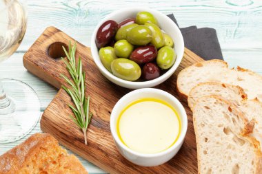 Olgun zeytin, zeytinyağı ve ciabatta ekmeği.