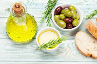 Olgun zeytin, zeytinyağı ve ciabatta ekmeği.